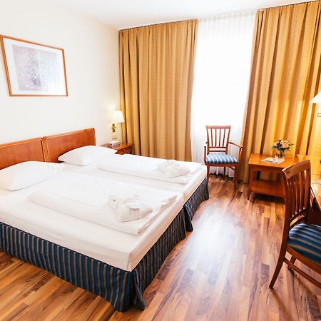 Hotel Excelsior - Central Station Франкфурт на Майн Екстериор снимка
