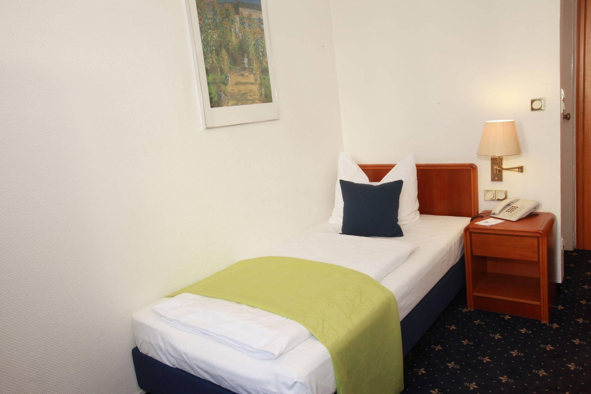 Hotel Excelsior - Central Station Франкфурт на Майн Екстериор снимка