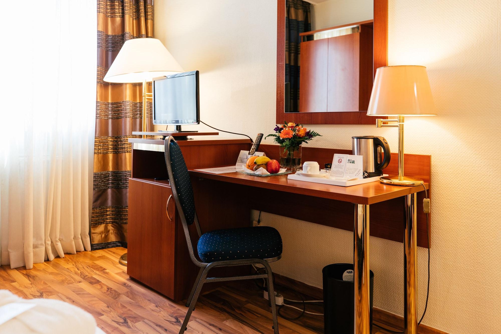 Hotel Excelsior - Central Station Франкфурт на Майн Екстериор снимка