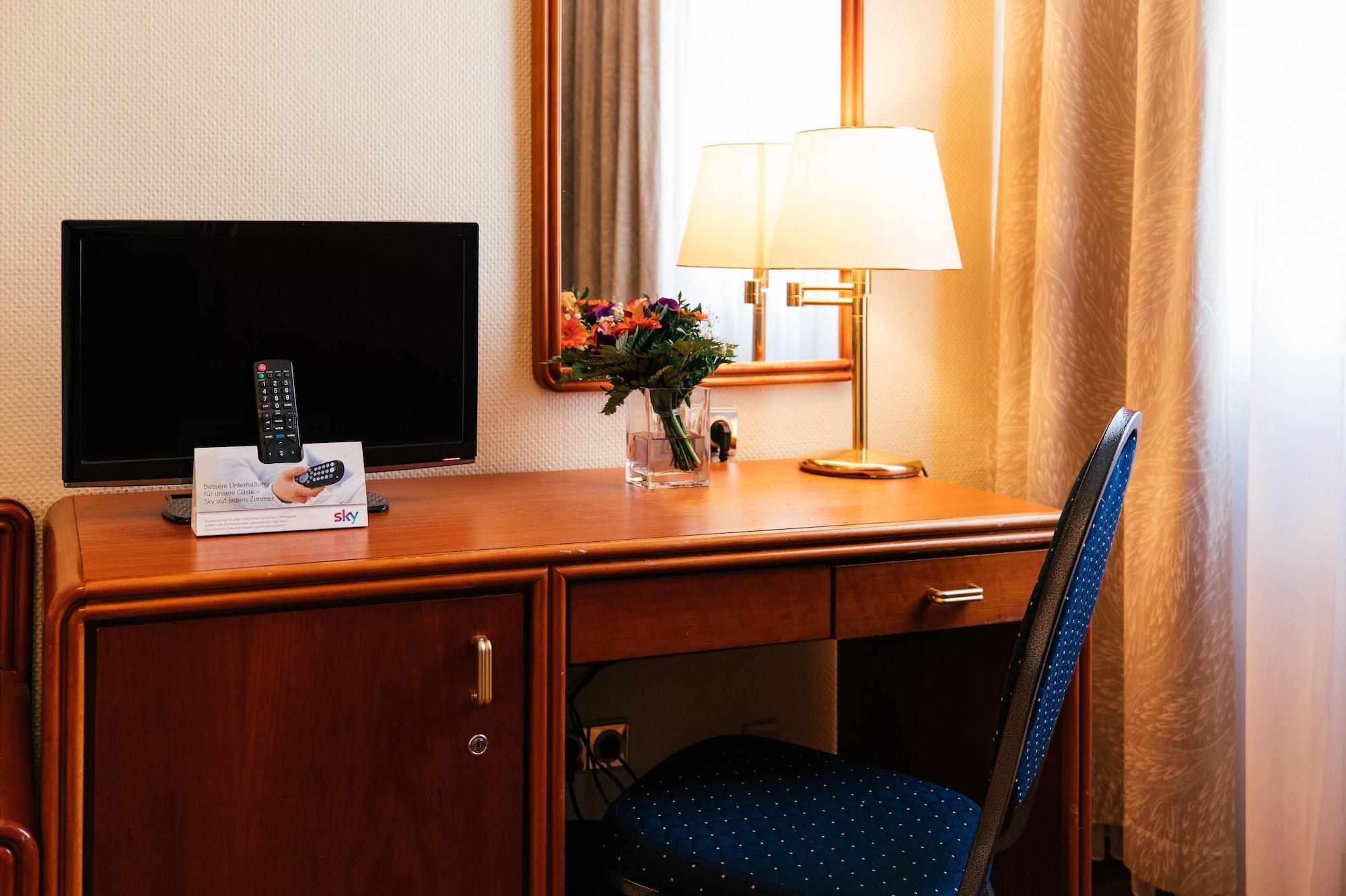 Hotel Excelsior - Central Station Франкфурт на Майн Екстериор снимка