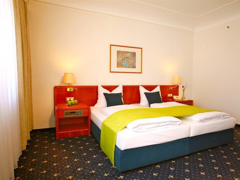 Hotel Excelsior - Central Station Франкфурт на Майн Екстериор снимка