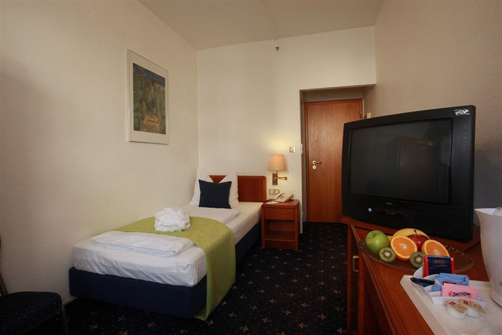 Hotel Excelsior - Central Station Франкфурт на Майн Екстериор снимка