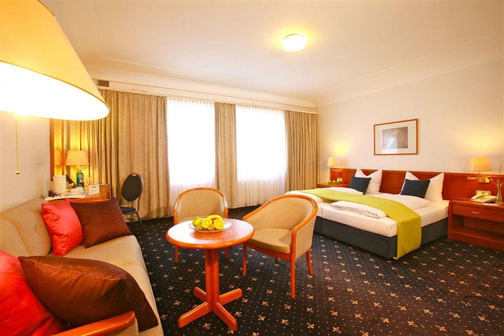 Hotel Excelsior - Central Station Франкфурт на Майн Екстериор снимка