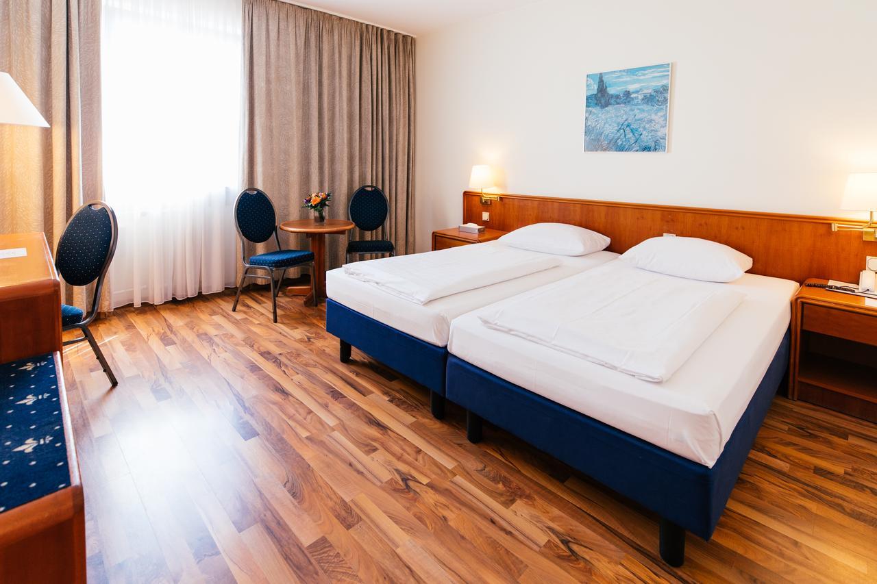 Hotel Excelsior - Central Station Франкфурт на Майн Екстериор снимка