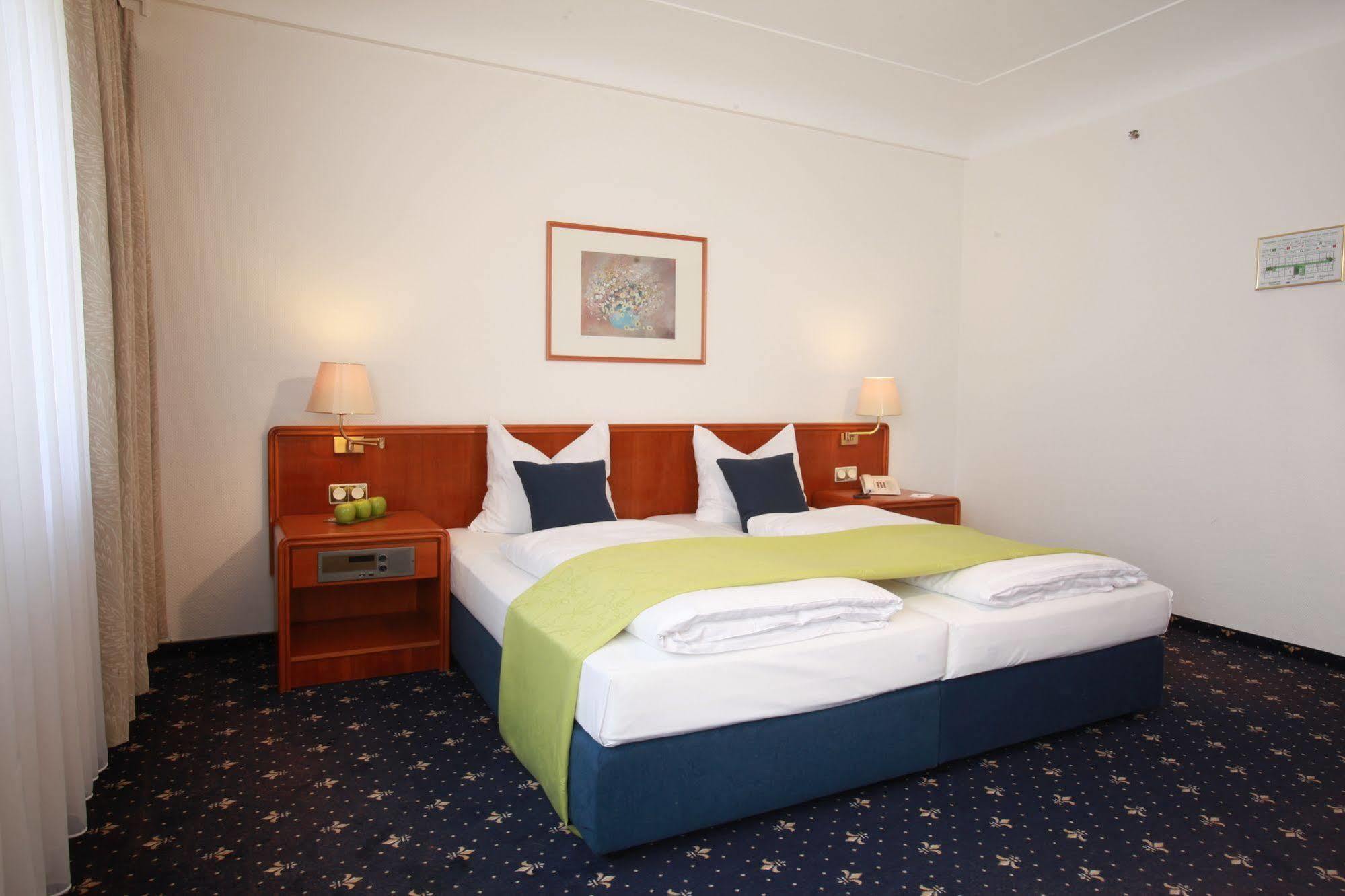 Hotel Excelsior - Central Station Франкфурт на Майн Стая снимка