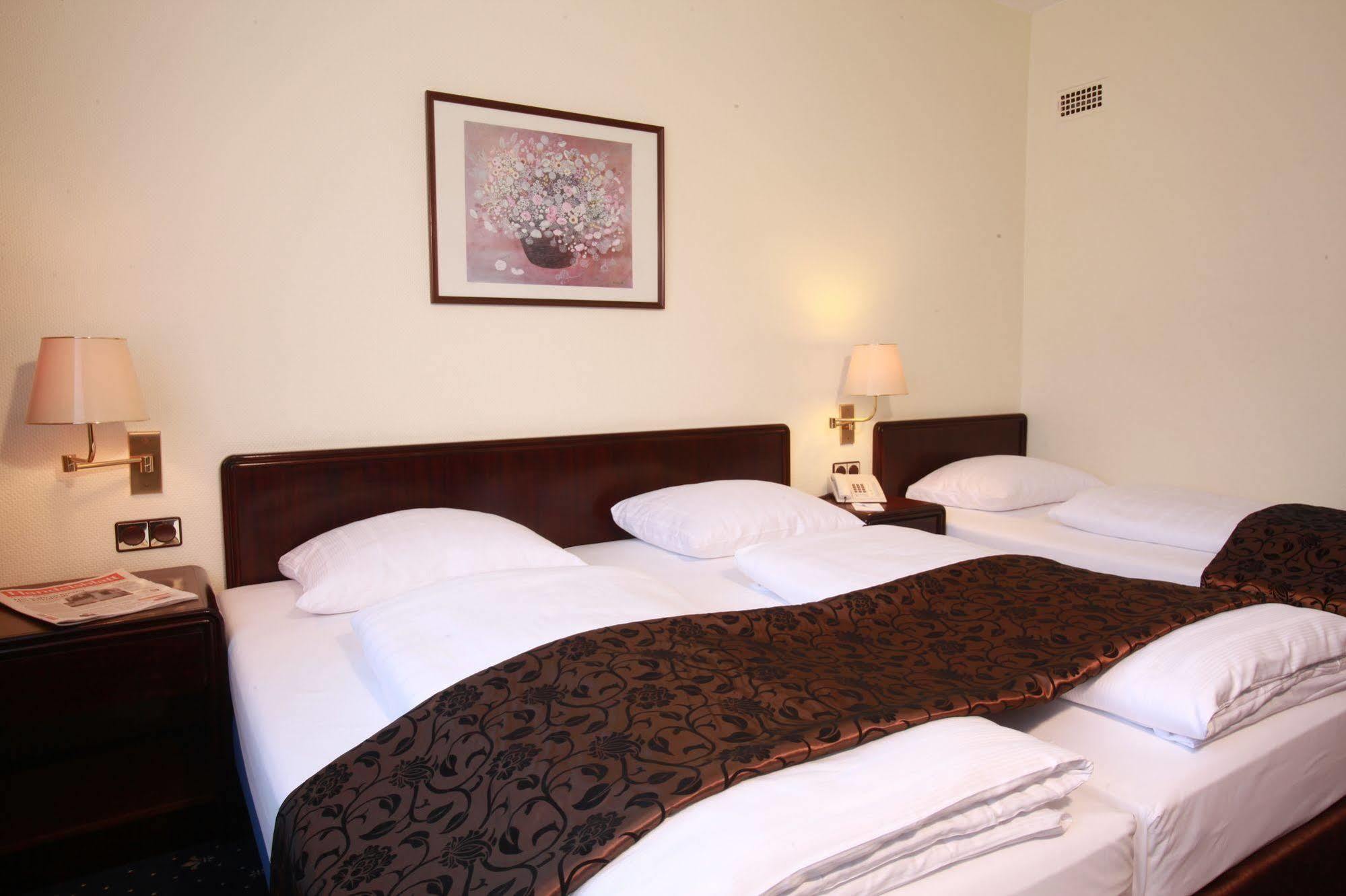 Hotel Excelsior - Central Station Франкфурт на Майн Екстериор снимка