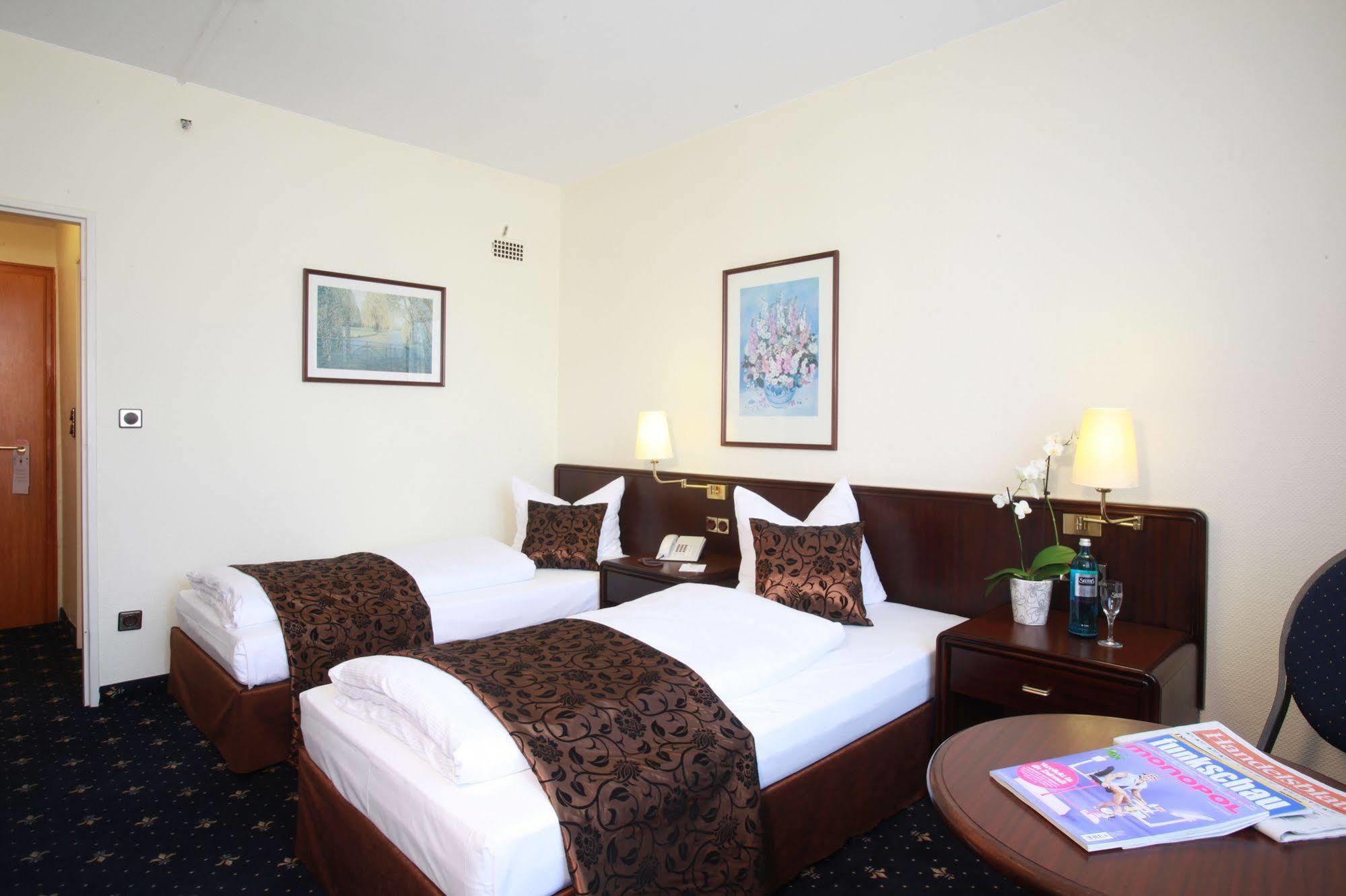 Hotel Excelsior - Central Station Франкфурт на Майн Екстериор снимка