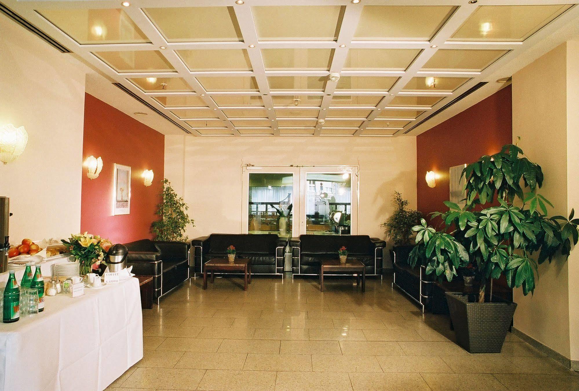 Hotel Excelsior - Central Station Франкфурт на Майн Екстериор снимка