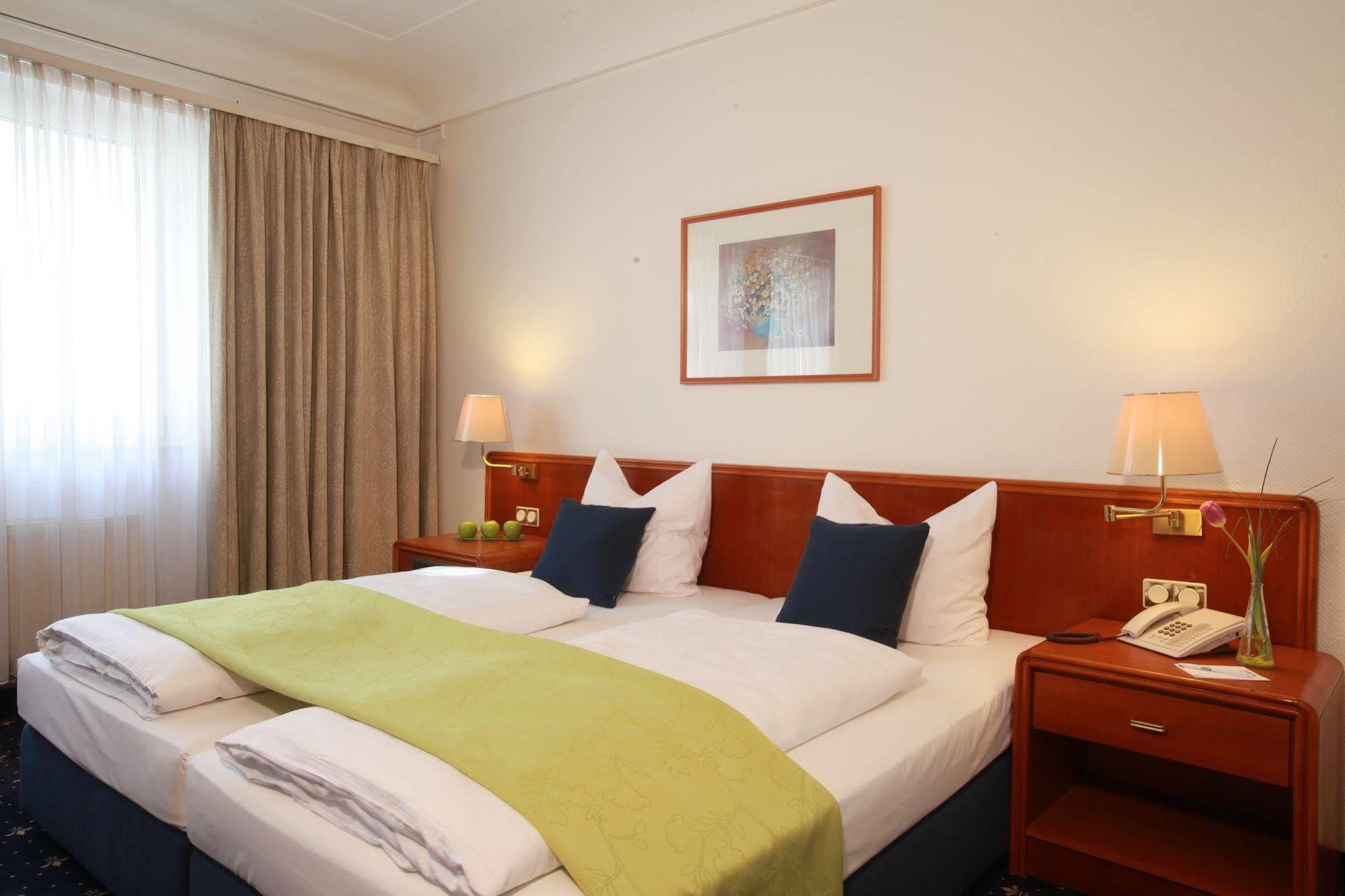 Hotel Excelsior - Central Station Франкфурт на Майн Екстериор снимка