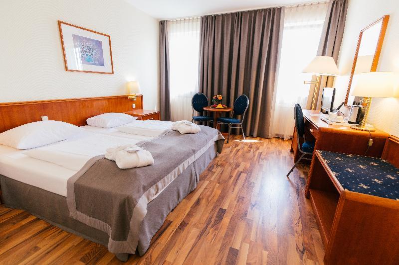 Hotel Excelsior - Central Station Франкфурт на Майн Екстериор снимка