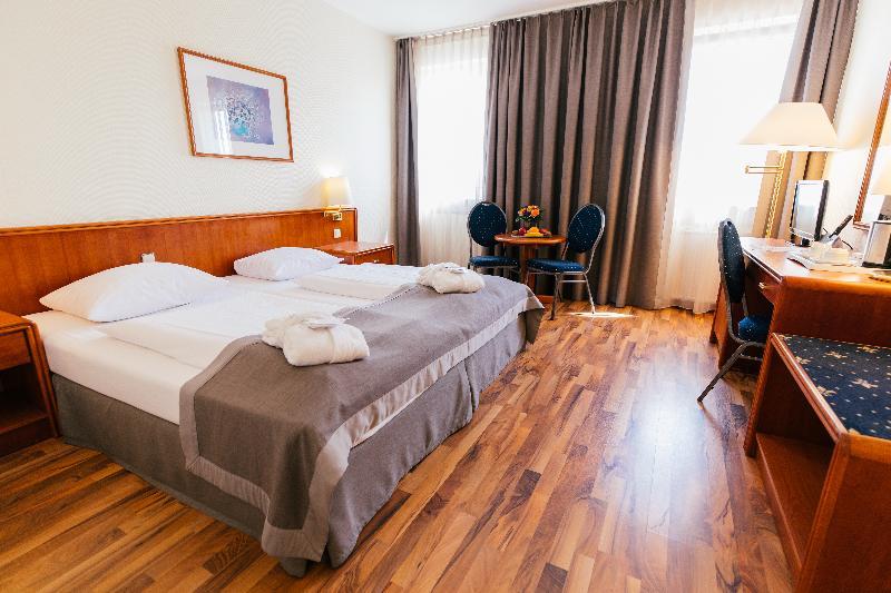 Hotel Excelsior - Central Station Франкфурт на Майн Екстериор снимка